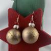 3cm goldfarbene matte Weihnachtskugel-Ohrringe mit Schneeflocke * Weihnachtsohrringe * Christbaumkugelohrringe Bild 2