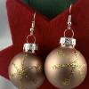 3cm goldfarbene matte Weihnachtskugel-Ohrringe mit Schneeflocke * Weihnachtsohrringe * Christbaumkugelohrringe Bild 3