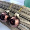 2 cm, braune, glänzende Weihnachtskugel-Ohrringe "X-Mas" aus Glas * Weihnachtsohrringe * Weihnachtskugelohrringe Bild 4
