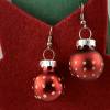2 cm, rote, matte Weihnachtskugel-Ohrringe "X-Mas" aus Glas mit kleinen Punkten * Weihnachtsohrringe * Weihnacht Bild 2
