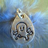 Silberanhänger mit eingeprägtem Oktopus, 999 Silber, mattiert mit Glitzereffekt Bild 4