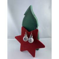2 cm, matte, weiße Weihnachtskugel-Ohrringe "X-Mas" aus Kunststoff mit Schneeflocke * Weihnachtsohrringe * Weihn Bild 1