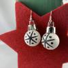 2 cm, matte, weiße Weihnachtskugel-Ohrringe "X-Mas" aus Kunststoff mit Schneeflocke * Weihnachtsohrringe * Weihn Bild 2