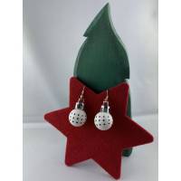 2 cm, matte, weiße Weihnachtskugel-Ohrringe "X-Mas" mit kleinen Punkten aus Kunststoff * Weihnachtsohrringe * We Bild 1