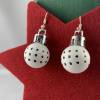 2 cm, matte, weiße Weihnachtskugel-Ohrringe "X-Mas" mit kleinen Punkten aus Kunststoff * Weihnachtsohrringe * We Bild 2