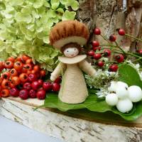 Blumenkind Steinpilz für den Jahreszeitentisch im Herbst,  Pilz Filzpüppchen und Deko Figur Bild 1