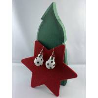 2 cm, matte, weiße Weihnachtskugel-Ohrringe "X-Mas" mit großen Punkten aus Kunststoff * Weihnachtsohrringe * Wei Bild 1