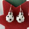 2 cm, matte, weiße Weihnachtskugel-Ohrringe "X-Mas" mit großen Punkten aus Kunststoff * Weihnachtsohrringe * Wei Bild 2