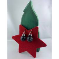 2 cm, matte, schwarze Weihnachtskugel-Ohrringe "X-Mas" mit kleinen Punkten aus Kunststoff * Weihnachtsohrringe * Bild 1