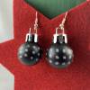 2 cm, matte, schwarze Weihnachtskugel-Ohrringe "X-Mas" mit kleinen Punkten aus Kunststoff * Weihnachtsohrringe * Bild 2