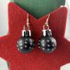 2 cm, matte, schwarze Weihnachtskugel-Ohrringe "X-Mas" mit kleinen Punkten aus Kunststoff * Weihnachtsohrringe * Bild 3
