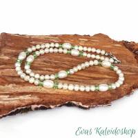 Weiße Perlenkette mit geschliffenem grünen Glas Bild 1