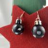 2 cm, matte, schwarze Weihnachtskugel-Ohrringe "X-Mas" mit Schneeflocke aus Kunststoff * Weihnachtsohrringe * We Bild 2