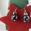 2 cm, matte, schwarze Weihnachtskugel-Ohrringe "X-Mas" mit Schneeflocke aus Kunststoff * Weihnachtsohrringe * We Bild 3