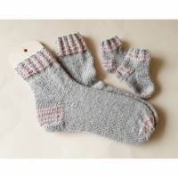 Socken für Mama und Baby in hellgrau und rosa Bild 1