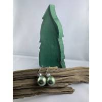 2 cm, hellgrüne, glänzende Weihnachtskugel-Ohrringe "X-Mas" aus Glas * Weihnachtsohrringe * Weihnachtskugelohrri Bild 1