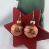 3cm orangene / bronzefarbene glänzende Weihnachtskugel-Ohrringe, dünne weiße Streifen * Weihnachtsohrringe * Christbaumk Bild 2
