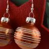3cm orangene / bronzefarbene glänzende Weihnachtskugel-Ohrringe, dünne weiße Streifen * Weihnachtsohrringe * Christbaumk Bild 3