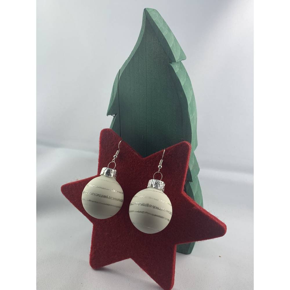 3cm, weiße, matte Weihnachtskugel-Ohrringe "X-Mas" Glitzerstreifen * Weihnachtsohrringe * Weihnachtskugelohrring Bild 1