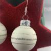 3cm, weiße, matte Weihnachtskugel-Ohrringe "X-Mas" Glitzerstreifen * Weihnachtsohrringe * Weihnachtskugelohrring Bild 3