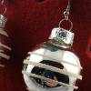 3cm silberfarb. glänzende Weihnachtskugel-Ohrringe Glitzerstreifen * Weihnachtsohrringe * Weihnachtskugelohrringe * Chri Bild 3