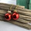 2 cm, glänzende, rote Weihnachtskugel-Ohrringe "X-Mas" aus Glas * Weihnachtsohrringe * Weihnachtskugelohrringe * Bild 2