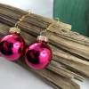 2,5 cm, pinke, glänzende Weihnachtskugel-Ohrringe "X-Mas" aus Glas * Weihnachtsohrringe * Weihnachtskugelohrring Bild 2