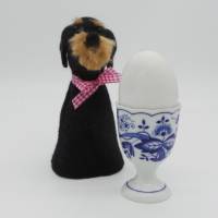 Eierwärmer schwarzer Dackel aus Filz, Tischdekoration für Hundebesitzer, handgefilzter Rauhaardackel, Hundefigur hält Bild 6