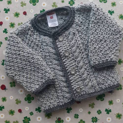 Strickjacke Größe 62/68 grau anthrazit Trachtenjacke für Junge Pullover mit Zopfmuster Geschenk zur Geburt Taufe