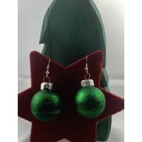3cm grüne, matte Weihnachtskugel-Ohrringe mit Glitzerstreifen * Weihnachtsohrringe * Weihnachtskugelohrringe * Christbau Bild 1
