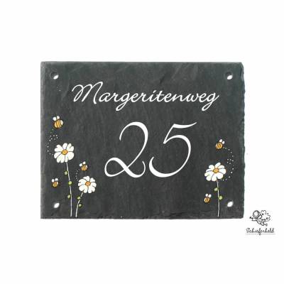 wetterfeste Hausnummer aus Schiefer mit Straßenname und Zahl personalisiert, handgemachtes Hausnummernschild mit Blumen