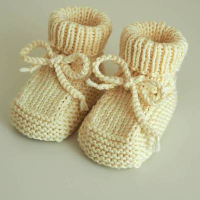 cremefarbene Babyschuhe 0-3 Monate Booties gestrickt aus Wolle