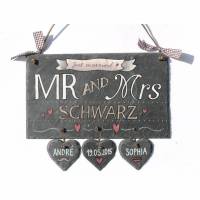 Hochzeitsgeschenk Schiefertürschild  Mr. AND Mrs. Namensschild, Familienschild mit Herzanhängern aus Schiefer Bild 1