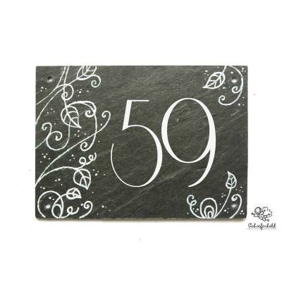 Hausnummer Schiefertafel mit floralem Motiv in weiß und silber mit Wunschzahl handbemalt individuell personalisierbar