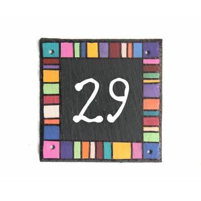 Hausnummer aus Schiefer mit Zahl personalisiert, wetterfestes Hausnummernschild mit buntem Patchworkrand, Geschenk