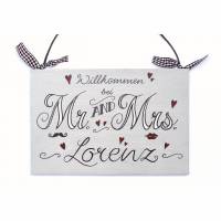 Geschenk für Paare. Türschild aus Holz Mr. AND Mrs. Holzschild mit Namen personalisiert. Hochzeitsgeschenk Brautpaar. Bild 1