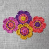 4 Häkelblumen 6 cm, Häkelapplikation Blumen, Blüten gehäkelt zum aufnähen, violett pink Bild 1