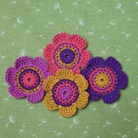 4 Häkelblumen 6 cm, Häkelapplikation Blumen, Blüten gehäkelt zum aufnähen, violett pink Bild 5