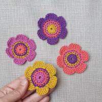 4 Häkelblumen 6 cm, Häkelapplikation Blumen, Blüten gehäkelt zum aufnähen, violett pink Bild 6