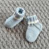 Babysöckchen, Babyschuhe,aus Wolle, handgestrickt, 0- 3 Monate, blau-wollweiß Bild 3