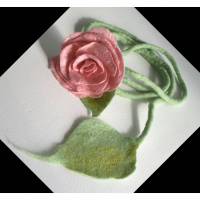 Rosenranke handgefilzt aus feinster Wolle und Seide Bild 1