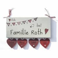 Türschild aus Holz für Familien personalisiert mit Namen und Herzanhänger in rot. Holzschild mit Wimpelkette Willkommen. Bild 1