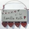 Türschild aus Holz für Familien personalisiert mit Namen und Herzanhänger in rot. Holzschild mit Wimpelkette Willkommen. Bild 2