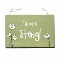 Türschild aus Holz für Familien mit Name personalisiert. Holzschild mit Gänseblümchen. Familienschild Bild 1