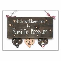 Holzschild für Familien mit Namen personalisiert.Türschild, Willkommensschild aus Holz mit Herzanhänger. Bild 1