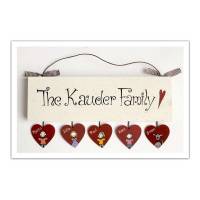 Türschild aus Holz für Familien personalisiert mit Namen, Figuren und rote Herzanhänger. Namensschild, Familienschild. Bild 1