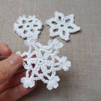 gehäkelte Schneeflocke Applikation, winterliche Verzierung aus Baumwolle Bild 1