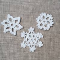 gehäkelte Schneeflocke Applikation, winterliche Verzierung aus Baumwolle Bild 2