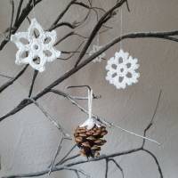 gehäkelte Schneeflocke Applikation, winterliche Verzierung aus Baumwolle Bild 3