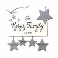Holzschild für Familien mit Name personalisiert. Türschild aus Holz mit Sternen. Haustürschild, Namensschild. Bild 1